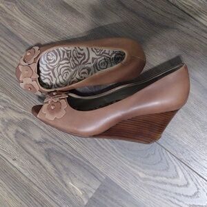 Kenneth Cole Reaction Women's Tan Peep Toe Heels